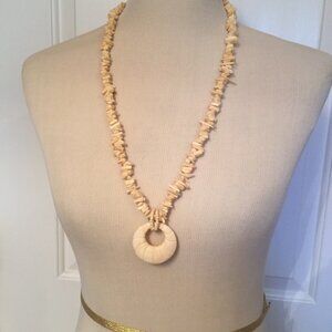 NECKLACE SHELL STRAND CREAM CHIPS ROUND PENDANT 29”